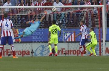 Parada de Claudio Bravo.