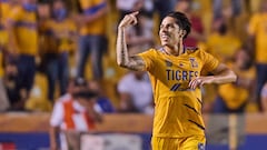 Carlos Salcedo festeja un gol con Tigres