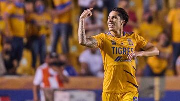 Carlos Salcedo festeja un gol con Tigres