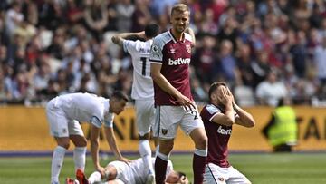 Soccer Football - Premier League - West Ham United v Burnley - London Stadium, London, Britain - April 17, 2022 West Ham United's Nikola Vlasic and Tomas Soucek react after Burnley's Ashley Westwood sustains an injury REUTERS/Tony Obrien EDITORI