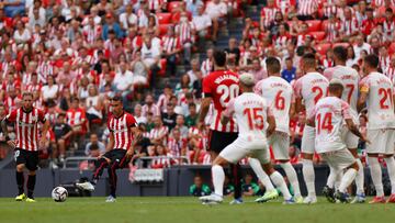 BILBAO, 15/08/2022.- El delantero del Athletic de Bilbao Álex Berenguer (2i) lanza una falta durante el partido ante el RCD Mallorca correspondiente a la primera jornada de LaLiga Santander que se celebra este lunes en el estadio San Mamés, en Bilbao. EFE/ Miguel Toña