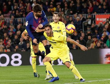 El jugador del Barcelona Piqué marca de cabeza el 1-0 al Villarreal. 