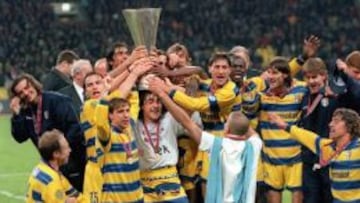 Los jugadores del Parma tras ganar la UEFA de 1999. En la imagen, Cannavaro sujeta la copa sobre su cabeza.