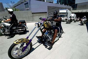 En su gigantesca Chopper. Los Lakers acaban de ganar el anillo de 2011 y Shaquille está en plena celebración.