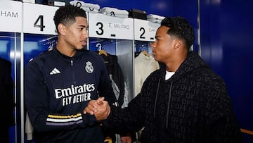 Bellingham y Endrick se saludan en el vestuario de la Ciudad Deportiva.