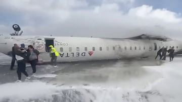 Se registra un nuevo accidente aéreo. Un avión de Delta se vuelca tras aterrizar de emergencia en Toronto. La aeronave venía de Minneapolis, hay 8 heridos.