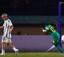 Argentina tropieza con Amara Diouf