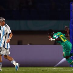 Argentina tropieza con Amara Diouf