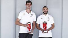 Thibaut Courtois y Karim Benzema con los premios al mejor jugador de LaLiga Santander en enero y junio de 2020 respectivamente.