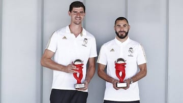 Thibaut Courtois y Karim Benzema con los premios al mejor jugador de LaLiga Santander en enero y junio de 2020 respectivamente.