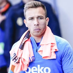 Arthur regresa a Barcelona para buscar una solución