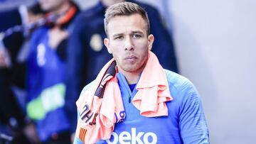 Arthur regresa a Barcelona para buscar una solución