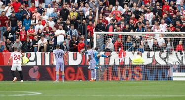 En el rechace, apareció Rafa Mir para sacarse el disparo de zurda, alojándolo en la escuadra izquierda, imparable para Courtois.