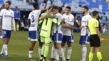 Los jugadores del Zaragoza celebran la victoria frente al Tenerife.