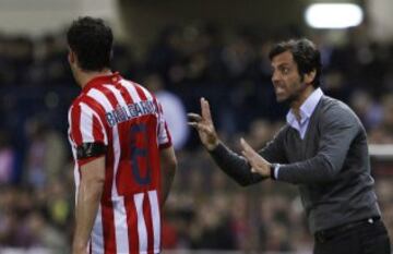Quique Sánchez Flores da instrucciones a Raúl García durante la semifinal de la Europa League contra el Liverpool en abril de 2010.
