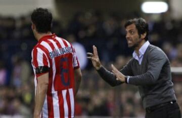 Quique Sánchez Flores da instrucciones a Raúl García durante la semifinal de la Europa League contra el Liverpool en abril de 2010.
