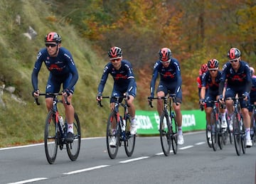 El equipo Ineos a la cabeza del pelotón en la subida a Orduña.