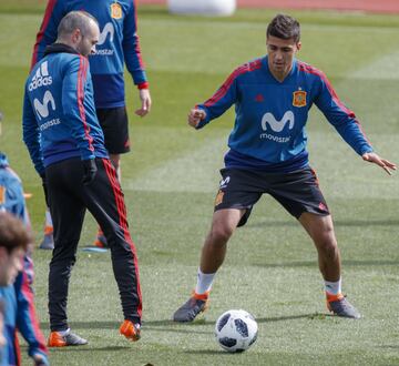 Andrés Iniesta junto a Rodri. 







