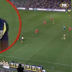 Usain Bolt debuta, todo el mundo expectante y así fue su primer toque: su cara lo dice todo...