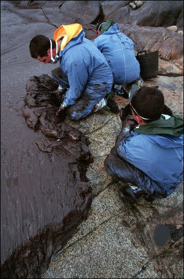 Decenas de voluntarios limpian las playas de la costa gallega. 