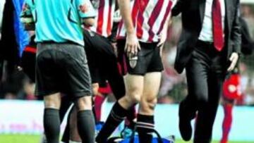 <b>REVENTÓ. </b>Toquero, atendido por el doctor Angulo, se lleva la mano al cuádriceps que se ha lesionado.