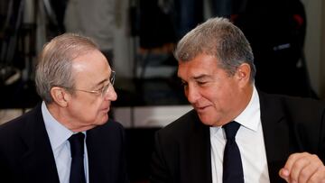 El presidente del grupo ACS y del Real Madrid Club de Fútbol, Florentino Pérez (i), conversa con el presidente del Fútbol Club Barcelona, Joan Laporta, durante el Desayuno informativo de Nueva Economía Fórum sobre "La Superliga en el futuro del fútbol europeo", este viernes en Madrid.