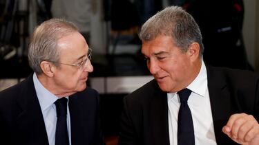 MADRID, 16/12/2022.- El presidente del grupo ACS y del Real Madrid Club de Fútbol, Florentino Pérez (i), conversa con el presidente del Fútbol Club Barcelona, Joan Laporta, durante el Desayuno informativo de Nueva Economía Fórum sobre "La Superliga en el futuro del fútbol europeo", este viernes en Madrid. EFE/ Mariscal