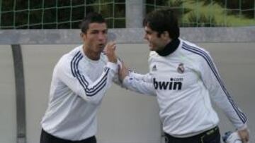 <b>DOS BALONES DE ORO. </b>Cristiano bromea con Kaká durante el entrenamiento de ayer.