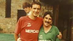 Isi acababa de llegar al Rayo. Corría la temporada 88-89. Y en esa primera época se hizo la foto con un joven Pedro Hontecillas. El joven defensa hoy también continúa en el club, en la secretaría técnica.