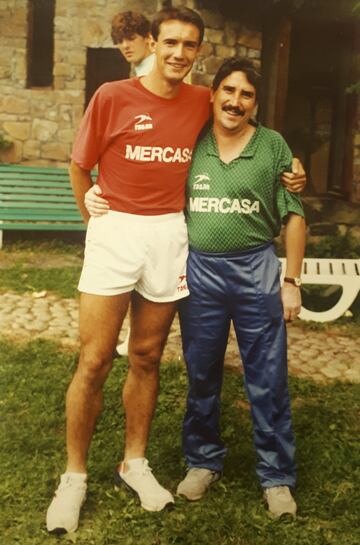 Isi acababa de llegar al Rayo. Corría la temporada 88-89. Y en esa primera época se hizo la foto con un joven Pedro Hontecillas. El joven defensa hoy también continúa en el club, en la secretaría técnica.