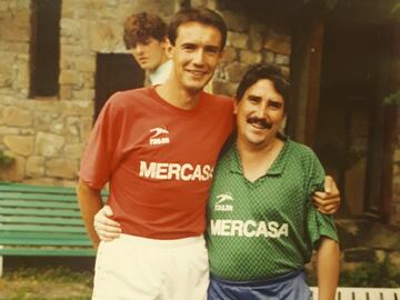 Isi acababa de llegar al Rayo. Corría la temporada 88-89. Y en esa primera época se hizo la foto con un joven Pedro Hontecillas. El joven defensa hoy también continúa en el club, en la secretaría técnica.