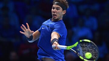 Rafa Nadal devuelve una bola ante David Goffin durante su partido de las ATP World Tour Finals 2017 en el O2 Arena de Londres.