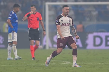 AMDEP9184. BELO HORIZONTE (BRASIL), 23/10/2024.- Ramiro Carrera de Lanús celebra un gol este martes, en un partido de las semifinales de la Copa Sudamericana entre Cruzeiro y Lanús, en el estadio Mineirao en Belo Horizonte (Brasil). EFE/ Joao Guilherme
