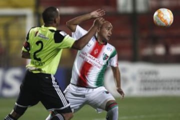 Jorge Guajardo pelea el balón con Moisés Galezo.