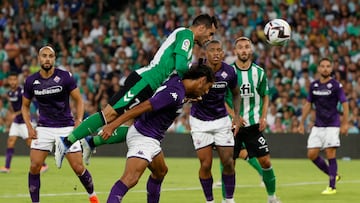 Juanmi se eleva sobre Maleh en el primer gol del Betis a la Fiorentina en el Benito Villamarín. EFE