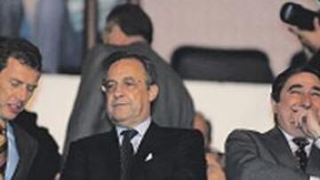 <b>CARA Y CRUZ. </b>Lendoiro sonríe y Florentino aún no se lo creía.