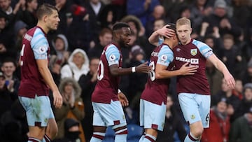 BURNLEY, ENGLAND - NOVEMBER 20: Ben Mee of Burnley (R) celebrates with teammate Ashley Westwood after scoring their team&#039;s first goal during the Premier League match between Burnley and Crystal Palace at Turf Moor on November 20, 2021 in Burnley, Eng