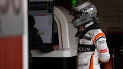 Fernando Alonso en el box de McLaren durante el test de Barcelona.