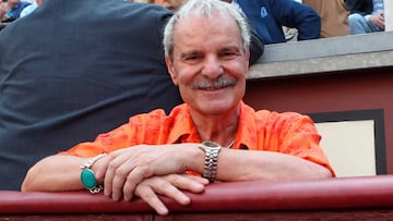 La muerte de Jesús Mariñas conmocionó el mundo del corazón de nuestro país. Ocurrió el pasado 10 de mayo y tras pasar ingresado varias semanas por el cáncer de vejiga que padecía. Una enfermedad que se lo llevó con 79 años y después de una larga carrera periodística en la crónica rosa nacional, apareciendo en 'Tómbola' y dejando frases para el recuerdo como su "que te calles Karmele".