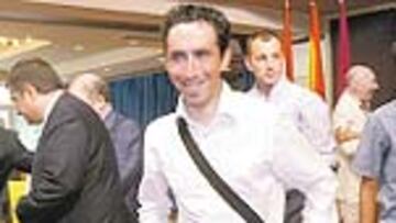 <b>GRANDE.</b> Beloki acudió ayer a la presentación del libro Los valores de un equipo, que narra los quince años en el ciclismo de la ONCE. Allí coincidió con Jalabert, Olano, Mauri...