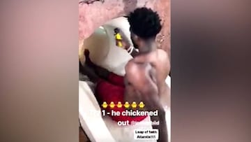 Joel Embiid muestra su miedo a los toboganes de agua