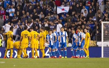 El Atlético se dispone a sacar la falta que supuso el 0-1.