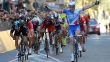 Demare celebra su triunfo en la Milán-San Remo.