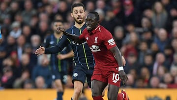 Sadio Mané conduce un balón ante Bernardo Silva.