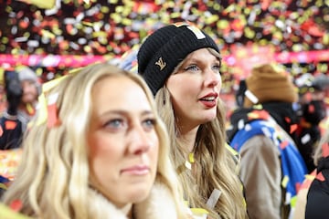 Tras terminar el partido, Taylor Swift y el resto de familiares de los jugadores bajaron al terreno de juego  del Estadio Arrowhead, hogar de los Kansas City Chiefs.