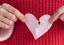 Adiós a los recuerdos de los ‘ex’: los españoles se deshacen de los regalos de las exparejas en las aplicaciones de segunda mano