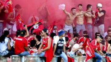 Aficionados del Benfica, durante el encuentro.