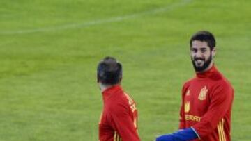 10/11/15 ENTRENAMIENTO SELECCIÓN ESPAÑOLA DE FUTBOL
ISCO SE TOCA EL ADUCTOR
INIESTA