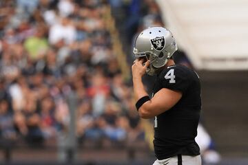 MEXICO CITY, MEXICO - NOVEMBER 19: Derek Carr #4 of the Oakland Raiders reacts against the New England Patriots during the second half at Estadio Azteca on November 19, 2017 in Mexico City, Mexico.   Buda Mendes/Getty Images/AFP
== FOR NEWSPAPERS, INTERNET, TELCOS & TELEVISION USE ONLY ==