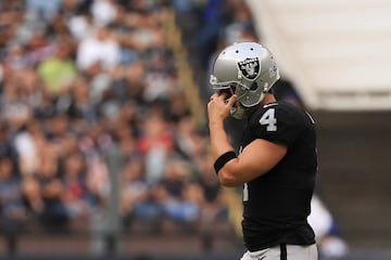 MEXICO CITY, MEXICO - NOVEMBER 19: Derek Carr #4 of the Oakland Raiders reacts against the New England Patriots during the second half at Estadio Azteca on November 19, 2017 in Mexico City, Mexico. Buda Mendes/Getty Images/AFP
== FOR NEWSPAPERS, INTERNET, TELCOS & TELEVISION USE ONLY ==